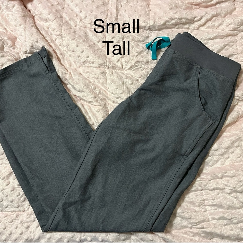 🩶 Figs Graphite Kade Cargo Scrub Pants 🩶